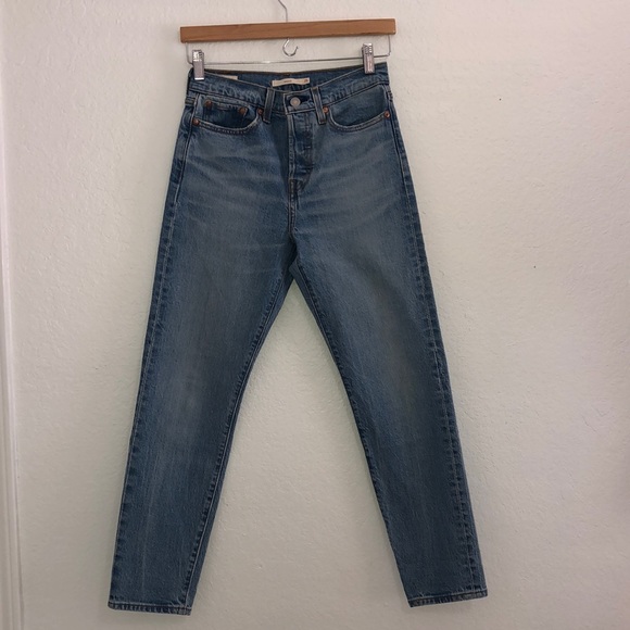 Levi’s jeans. Light wash. Color bright side. Tapered leg style - Picture 5 of 11